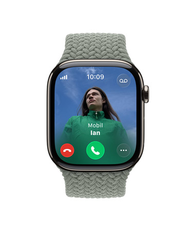 Apple Watch Series 11, Farbe Natur, Titangehäuse, eingehender Anruf, Kontaktfoto, Tasten zum Annehmen und Ablehnen von Anrufen, rechte Seitenansicht, Digital Crown, Armband, Geflochtenes Solo Loop Grüngrau