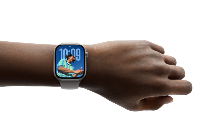 En person har Apple Watch Series 11 på med Fotos-urskiven