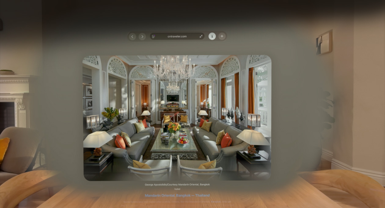 Page web dans Safari présentant une scène spatiale d’un salon avec de longs couloirs en arrière-plan
