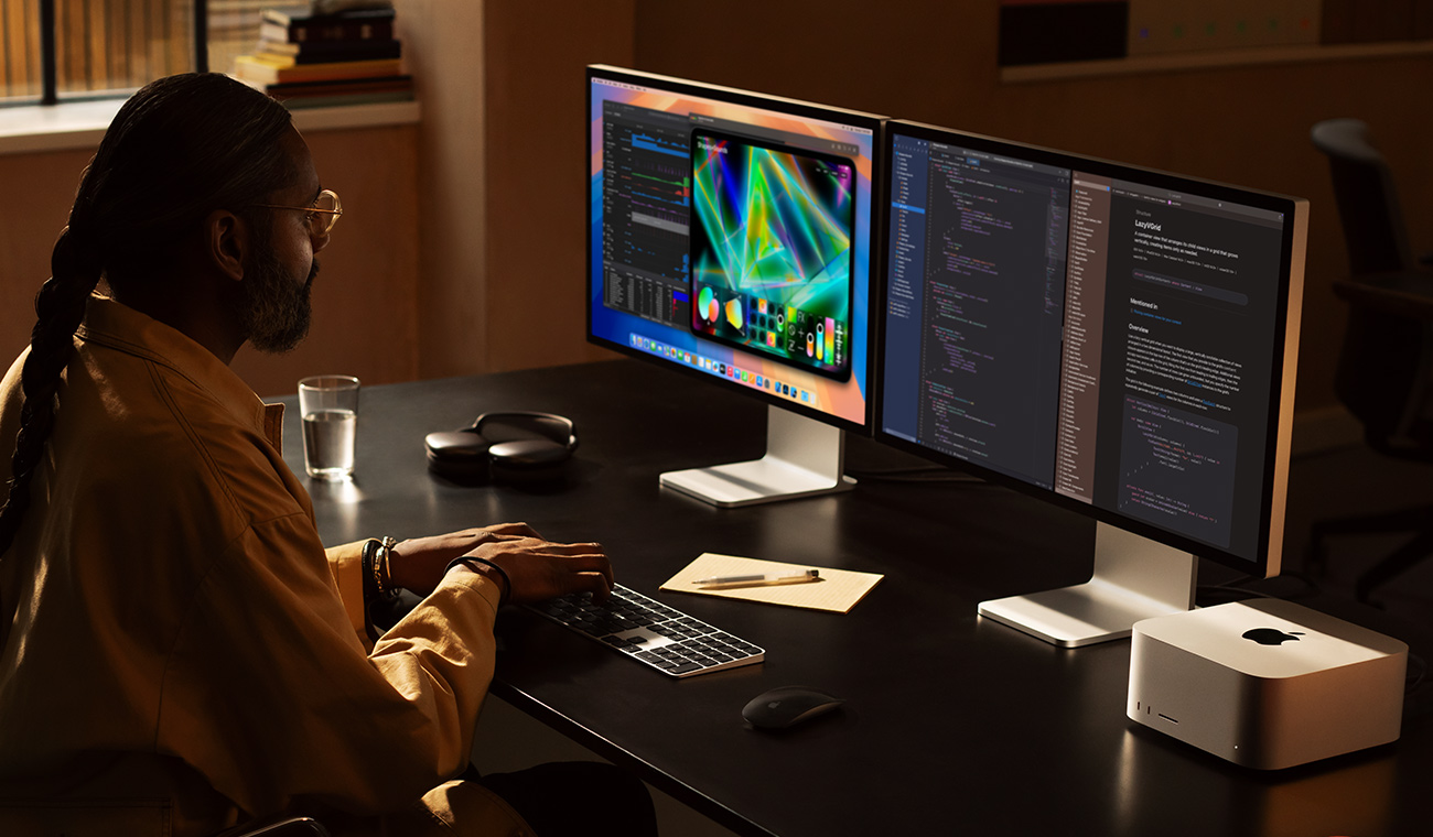 Ένας επαγγελματίας που εργάζεται με Mac Studio και δύο οθόνες Studio Display