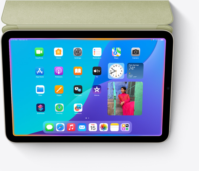 Uređaj iPad mini prikazuje potpuno novi dizajn za Siri uz blistavo svjetlo omotano oko ruba ekrana.