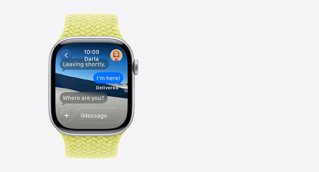 Ezüstszínű Apple Watch sárga fonott szíjjal, a kijelzőn áttetsző üzenet „Where are you?” szöveggel. Alatta a Javaslatok szó jelenik meg egy intelligens művelettel: Share Location for 1 hour.