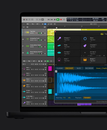 MacBook Pro 16 화면에 표시된 Logic Pro. 비트메이킹 도구의 인터페이스가 보입니다.