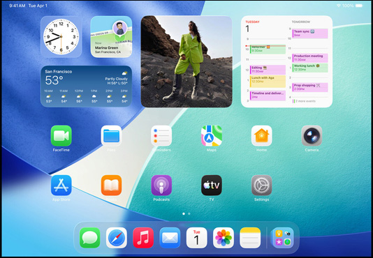 iPad, trzy modele, w orientacji poziomej, model środkowy przed dwoma pozostałymi, Apple Pencil przymocowany magnetycznie do górnej części środkowego modelu, na którego ekranie widać ekran początkowy, przedstawiający kolorowe ikony aplikacji z efektem Liquid Glass, lewy ekran przedstawia apkę Podgląd, na prawym widać ekran początkowy i rozchodzące się półkoliście z Docku pliki