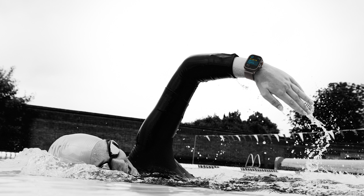 Un înotător urmărește un exercițiu pe Apple Watch Ultra 3