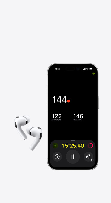 Ľavé a pravé bezdrôtové slúchadlo vedľa iPhonu s monitorom srdcovej frekvencie na obrazovke