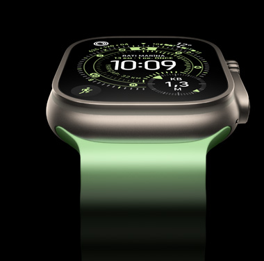 Siyah arka plan üzerinde Natürel Titanyum Apple Watch Ultra 3’ün yakın çekim görüntüsü. Ekranda saat ve diğer dinamik bilgiler görünüyor.