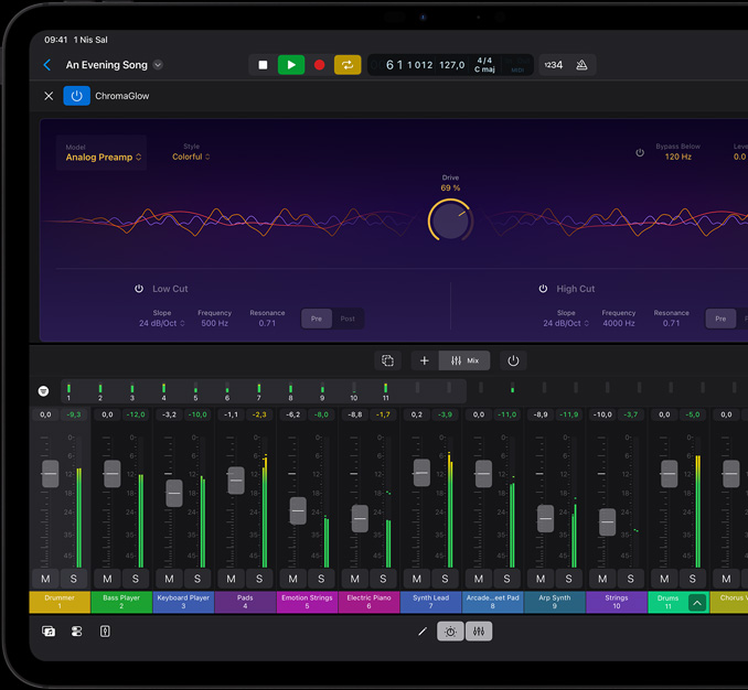 iPad Pro, önden dış görünüm, yatay pozisyonda, uzay siyahı renk, Koyu Mod’daki ekranda bir müzik düzenleme projesi, ses dalgası, çeşitli parça denetimleri, miks sürgüleri ve müzik aletleri gösteriliyor