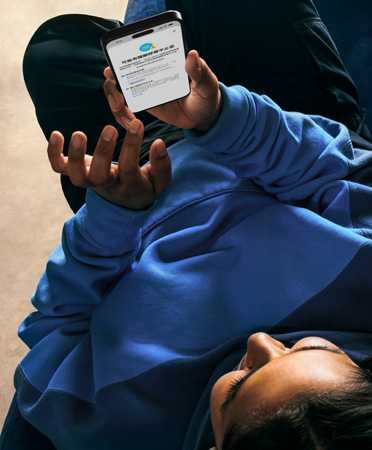 一個人在 iPhone 上查看提示,以詳細了解可能的睡眠呼吸中止症跡象