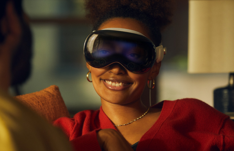Apple Vision Proを装着した人物。前面のガラスを通して目が見えている