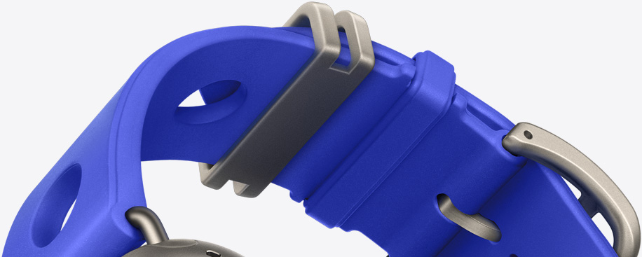 ブルー・ネオン（ブライトブルー）のApple Watch HermèsスキュブHダイビングストラップ。成形ラバー素材。中央に円形のカットアウト。ナチュラルカラーのチタニウム製バックルと金具
