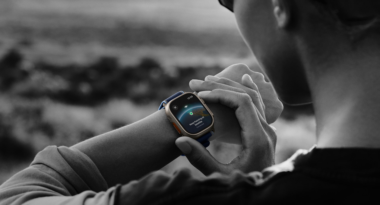 Iemand communiceert tijdens een wandeltocht via satelliet op Apple Watch Ultra 3