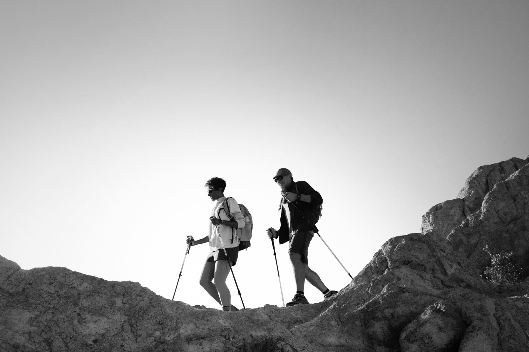Twee mensen met een Apple Watch Ultra 3 om lopen op een bergpad