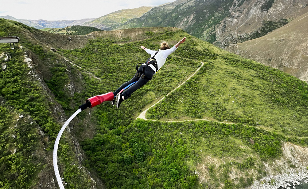 AJ Hackett Bungy New Zealand sử dụng iPhone để chụp và chia sẻ với khách hàng những bức ảnh tuyệt vời từ năm địa điểm đẹp như tranh ở New Zealand.