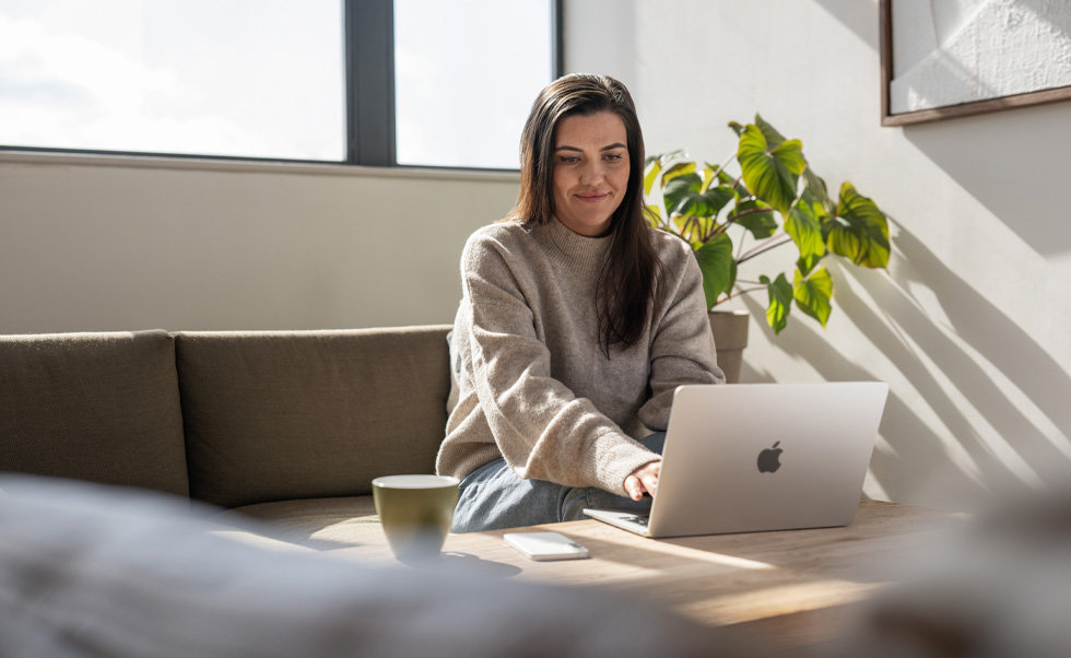 Y tá có thể tư vấn và trấn an khách hàng từ MacBook Air ngay tại nhà.