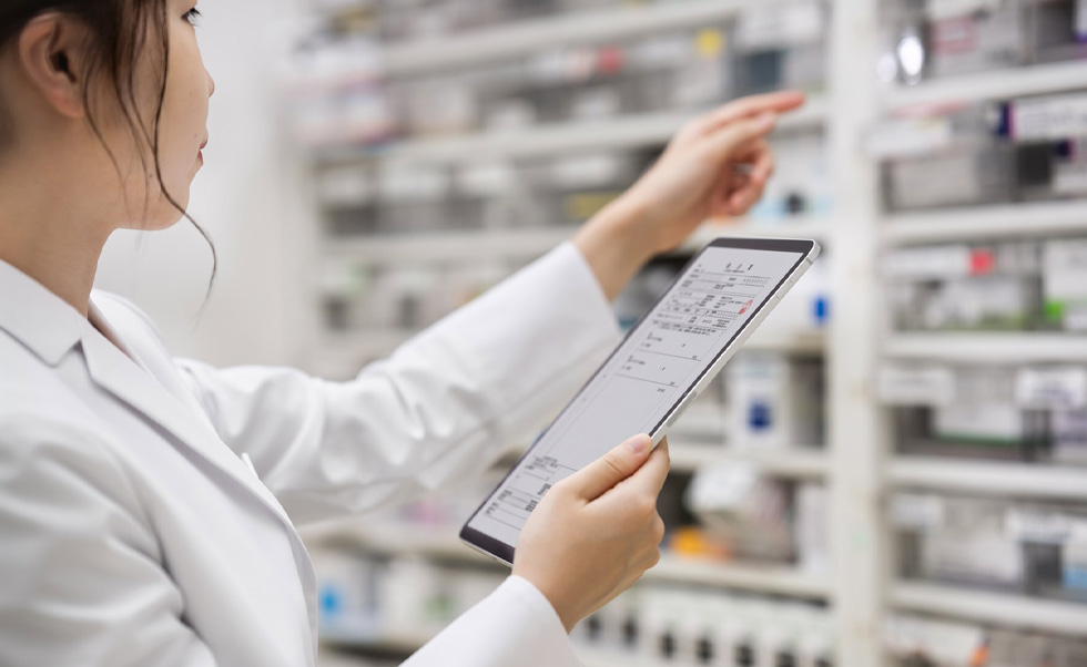 Các dược sĩ sử dụng ứng dụng Nagomi INDEX iPadOS để nhanh chóng xác định vị trí của thuốc trên kệ.