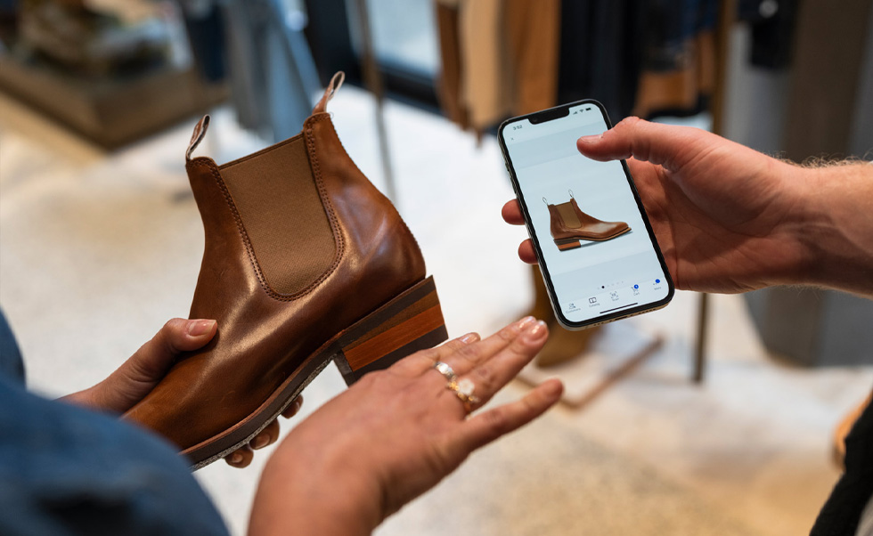 Một nhân viên tra cứu kho hàng trên ứng dụng NewStore cho iOS.