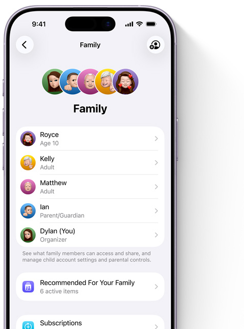 Layar iPhone menampilkan halaman Keluarga di Pengaturan, Memoji masing-masing anggota keluarga, masing-masing berada dalam lingkaran warnanya sendiri, berderet di bagian atas, Memoji yang sama dalam daftar di bawahnya menampilkan semua anggota grup Keluarga Berbagi
