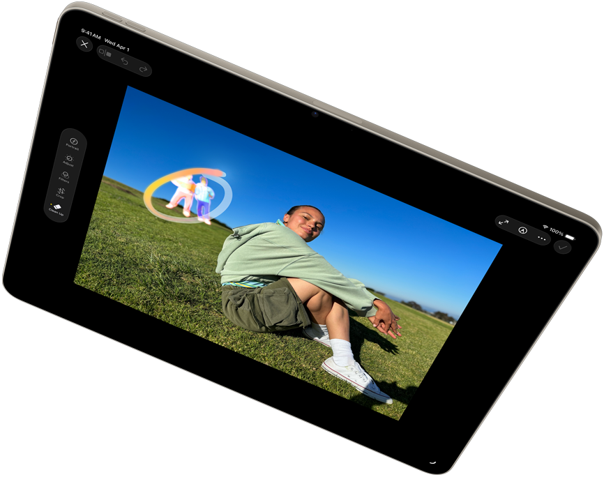 iPad Air v orientaci na šířku, na obrazovce je Apple Intelligence s nástrojem Vyčistit ve Fotkách