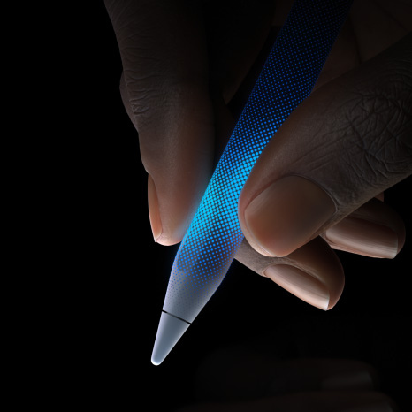 Uživatel drží Apple Pencil Pro. Plocha nad hrotem Apple Pencilu je citlivá na dotyk a reaguje haptickou odezvou
