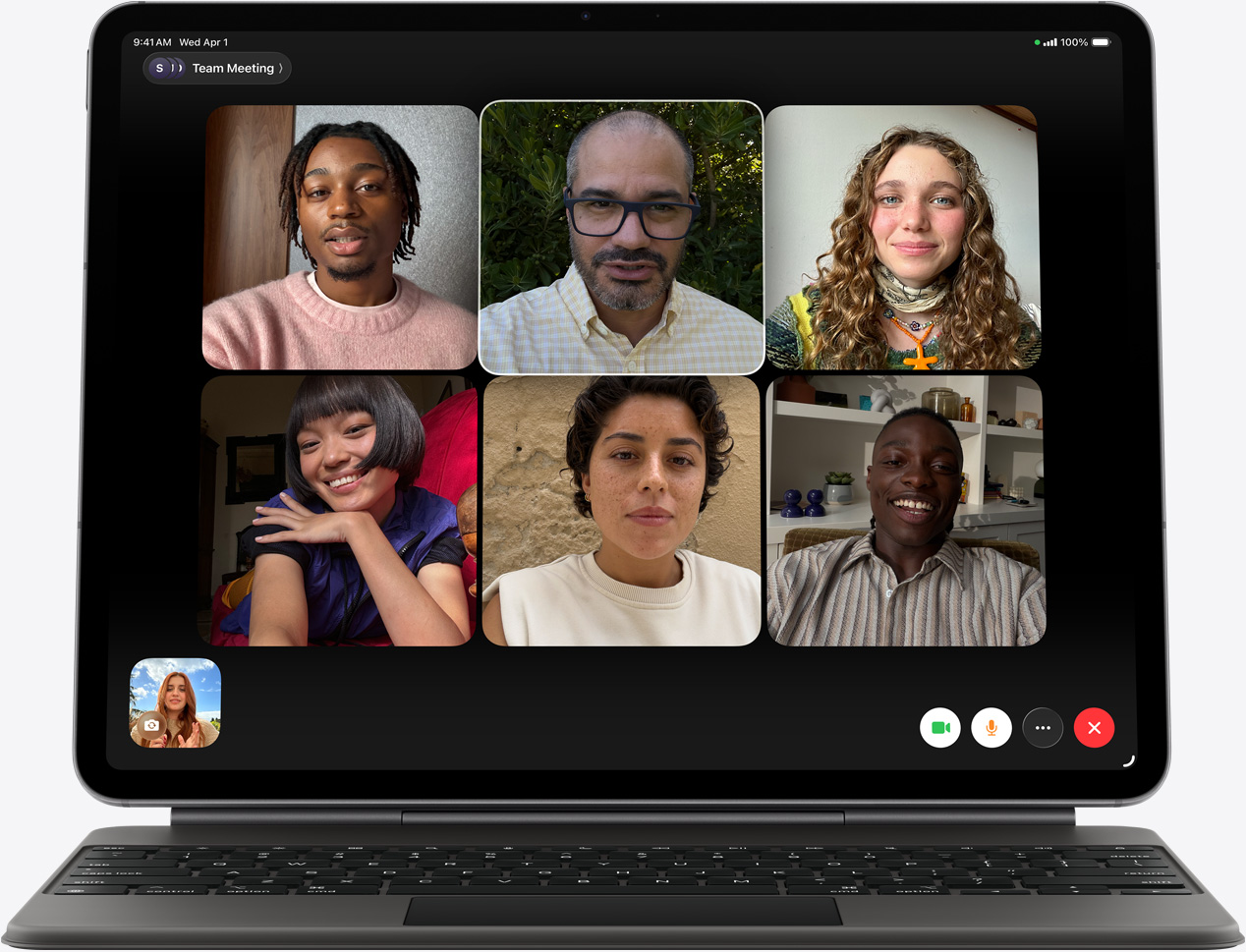 iPad Air, pohled zepředu, Magic Keyboard, černá barva, na obrazovce FaceTime hovor s několika účastníky