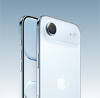 天藍色 iPhone Air，機身斜背面展示上方擴展平台處的融合相機系統、相機控制按鈕，機身前側面展示全螢幕設計、動作和音量按鈕