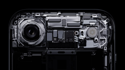 iPhone Air, composants internes présentés dans le plateau surélevé: notamment la caméra principale Fusion, le flash, la puce