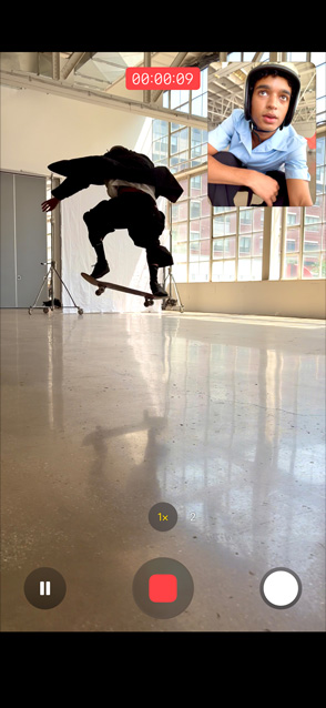 iPhone Air, priekšpuses skats, Dual Capture video funkcija darbībā, vienlaicīgi ierakstot priekšpuses un aizmugures video