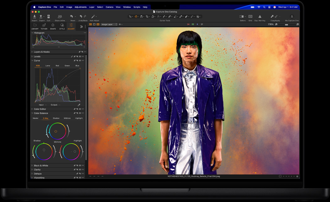 MacBook Pro-skærm viser et billede af en person blive redigeret i Capture One