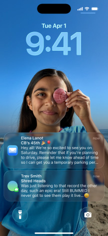 Cinco modelos de iPhone em cascata. O primeiro ecrã, à esquerda, mostra uma conversa com um fundo na app Mensagens; o segundo ecrã mostra o ecrã principal com ícones de apps coloridos; o terceiro ecrã, no centro, mostra o ecrã bloqueado com fotografia, números das horas em Liquid Glass e duas notificações na parte inferior do ecrã; o quarto ecrã mostra ícones de apps transparentes em Liquid Glass; o quinto ecrã, à direita, mostra o leitor de música em Liquid Glass