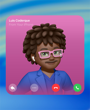 Affiche de contact dans FaceTime, Genmoji au centre, nom de la personne en haut à gauche, icônes pour répondre, afficher plus d’options, raccrocher et décrocher en bas