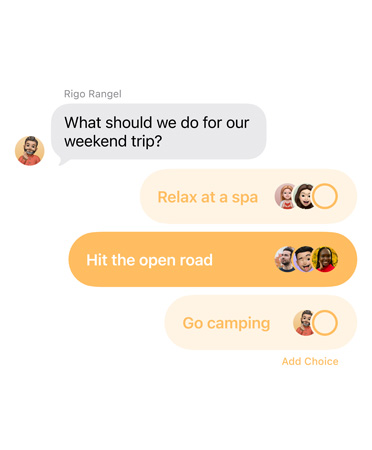 Grande plano da nova funcionalidade de sondagens na app Mensagens, com as pessoas na conversa de grupo a votarem sobre o destino de uma viagem de fim de semana