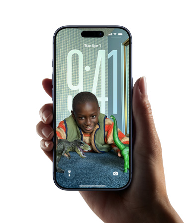 Mão a segurar um dispositivo iPhone com o novo design Liquid Glass, que permite que a hora se adapte dinamicamente à imagem no ecrã bloqueado