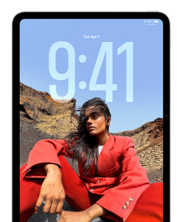 Ein iPad mit Sperrbildschirm, auf dem große Ziffern für die Zeit hinter dem Bild einer sitzenden Person erscheinen