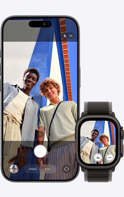 iPhone 17, vỏ ngoài mặt trước, camera đang được sử dụng để chụp ảnh selfie nhóm, bên cạnh Apple Watch Ultra 3 đang mở ứng dụng Điều Khiển Camera 