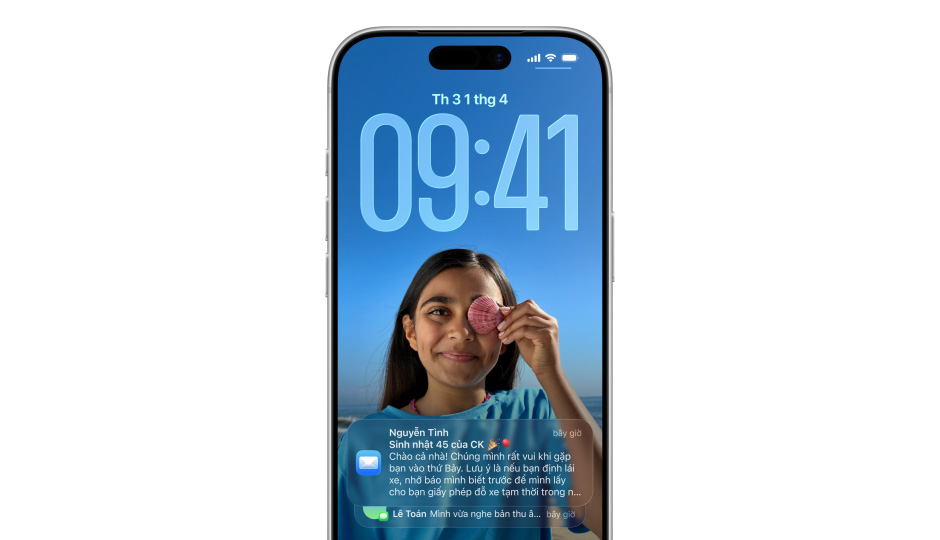 Màn hình khóa iPhone với ảnh, chữ số hiển thị thời gian theo phong cách Liquid Glass, hai thông báo xuất hiện ở cuối màn hình